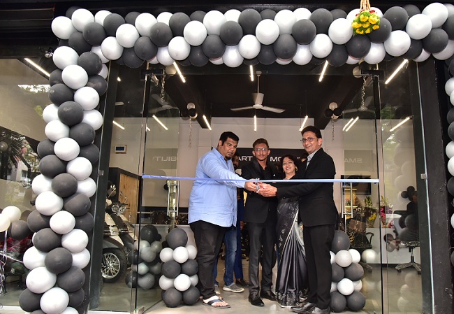 (L-R) Mr. Vasim Harzuk, (Business Head Dhone Business Group)Mr. Suyash Nilesh Sarnot, (MD of Sarnot Autolines)_Ms. Suvarna Nilesh Sarnot(Partner & Promoter of Sarnot Autolines)_Mr. Nilesh Ratilal Sarnot, (Director of Sarnot Autolines) (L-R) Mr. Vasim Harzuk, (Business Head Dhone Business Group)Mr. Suyash Nilesh Sarnot, (MD of Sarnot Autolines)_Ms. Suvarna Nilesh Sarnot(Partner & Promoter of Sarnot Autolines)_Mr. Nilesh Ratilal Sarnot, (Director of Sarnot Autolines)